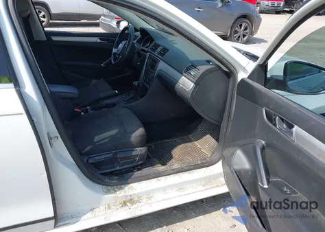 2016 Volkswagen Passat 1.8T S z USA, uszkodzony, nr VIN 1VWAT7A30GC005315